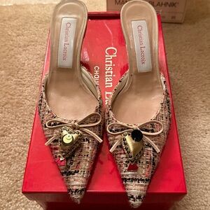Christian Lacroix mule in 35. Tweed printed with a bow accent and metallic heart